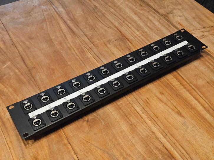Neutrik CAT6A patch panel 24 poorts professionele kwaliteit, Computers en Software, Netwerk switches, Gebruikt, Ophalen of Verzenden