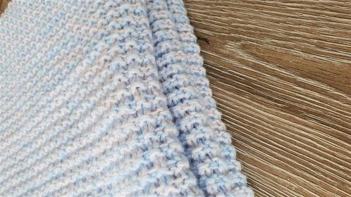 Art-Ajoure hand gebreide licht blauw babypleid., Kinderen en Baby's, Dekens, Slaapzakjes en Inbakerproducten, Nieuw, Deken, 100 cm of meer