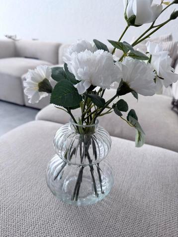 Vaas met bloemen beschikbaar voor biedingen