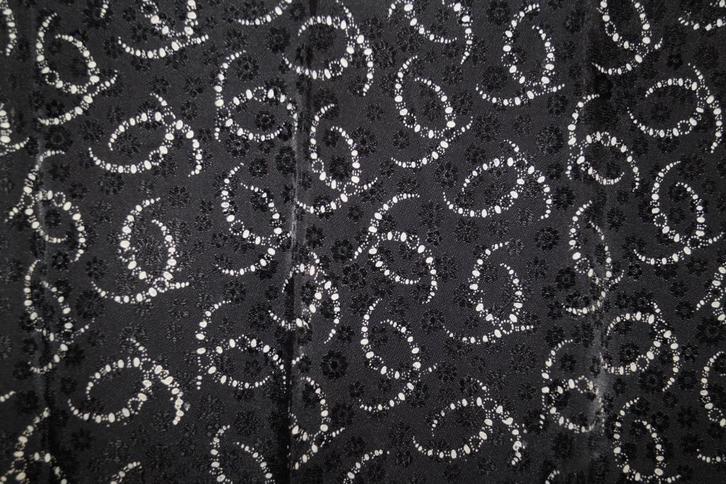 stipwerk op gebloemde zwarte zijde; Staphorster klederdracht, Antiek en Kunst, Antiek | Kleden en Textiel, Ophalen of Verzenden
