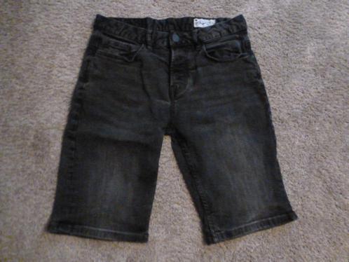 1 effen zwarte korte spijkerbroek met zakken maat 30 / 38, Kleding | Heren, Spijkerbroeken en Jeans, Zo goed als nieuw, W32 (confectie 46) of kleiner