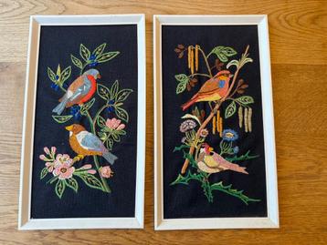 2x geborduurde vogels in lijst Vintage kunst beschikbaar voor biedingen