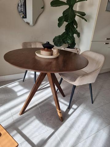 Hout ronde eettafel en 4 eetkamerstoelen  beschikbaar voor biedingen