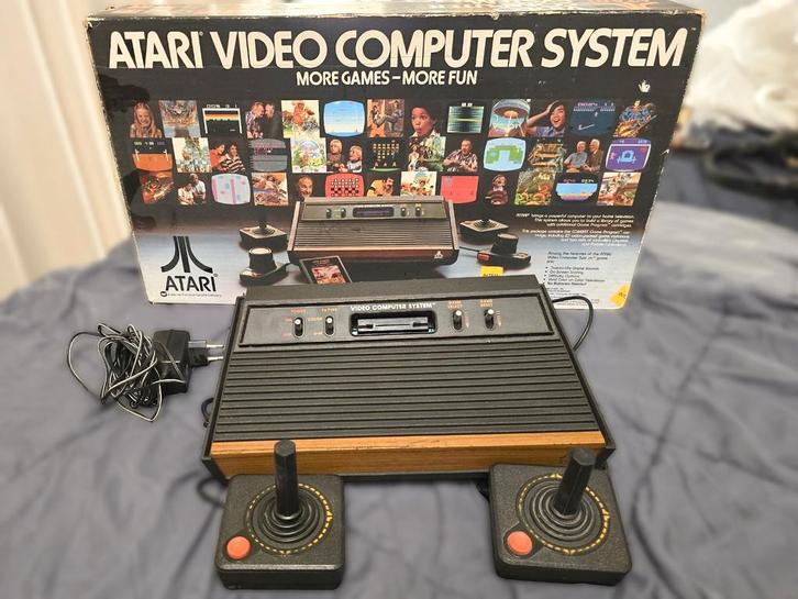 Vintage Atari 2600 Woody - Compleet & Werkend! met 5 games, Spelcomputers en Games, Spelcomputers | Atari, Gebruikt, Atari 2600