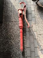 Oude rode waterpomp, Ophalen, Gebruikt, Handmatig