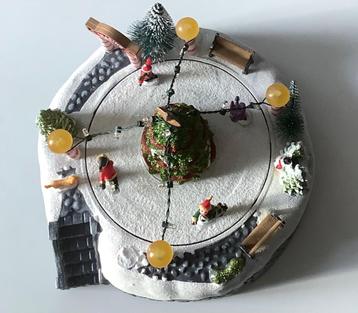 IJsbaan kerstboom sneeuwman schaatsers licht en muziek beschikbaar voor biedingen