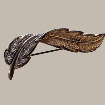 Vintage veertjes broche goud- en zilverkleurig met strass beschikbaar voor biedingen