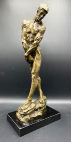 Groot bronzen beeld op een marmeren voet van mannelijk naakt, Ophalen of Verzenden
