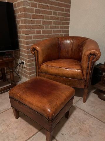 Leren fauteuil inclusief voetenbankje beschikbaar voor biedingen