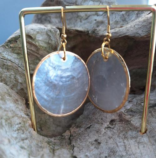 Parelmoerschelp oorhangers SALE 1+1, Sieraden, Tassen en Uiterlijk, Oorbellen, Nieuw, Hangers, Goud, Grijs, Ophalen of Verzenden