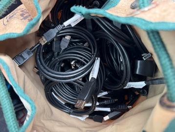 Diverse Kabels: HDMI, DisplayPort, USB (Zonder Tas) beschikbaar voor biedingen