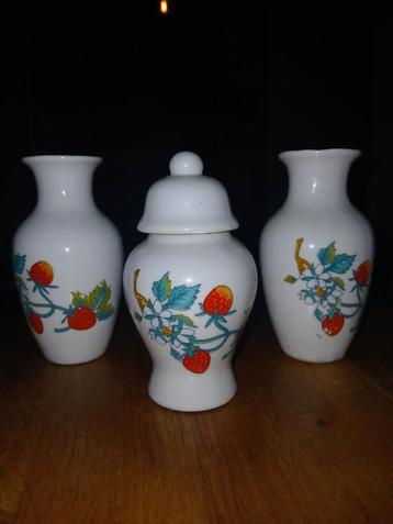 Vintage aardewerk setje met aardbeien motief beschikbaar voor biedingen