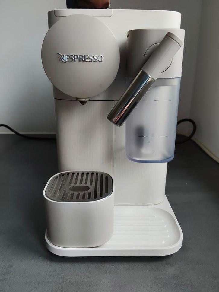 De Longhi Nespresso Lattisima, Witgoed en Apparatuur, Koffiezetapparaten, Koffiepads en cups, Espresso apparaat, 1 kopje, Afneembaar waterreservoir