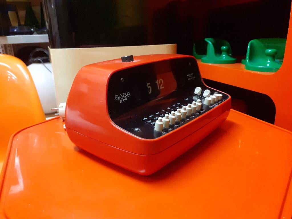 SABA pro rc11 wekker rood radio jaren 70 space age design, Gebruikt, Wekker of Tafelklok, ?, Analoog