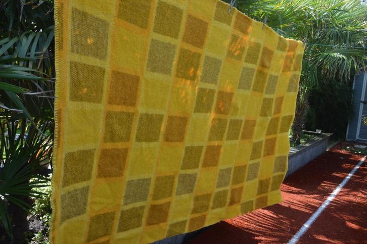 vintage 100% wollen deken/ sprei uit jaren 70 geel geblokt, Huis en Inrichting, Slaapkamer | Beddengoed, Gebruikt, Deken of Dekbed