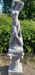 Mooi tuinbeeld op sokkel, Ophalen, Gebruikt, Beton, Mensenbeeld