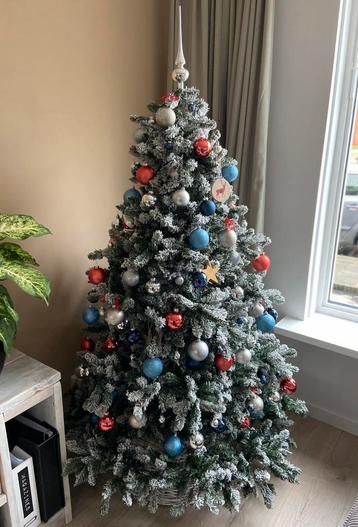 Besneeuwde kerstboom inclusief deco & verlichting beschikbaar voor biedingen