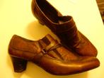Bruine leren dichte schoen met hak, maat 41, Kleding | Dames, Ophalen, Bruin, Zo goed als nieuw, Schoenen met hoge hakken