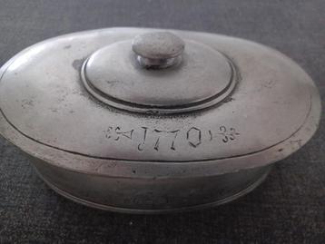 Ovale antiek tinnen doos beschikbaar voor biedingen