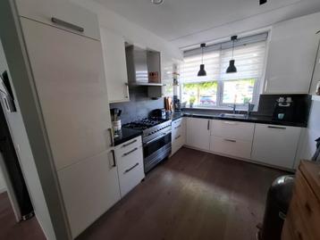 Hoogglans witte keuken  beschikbaar voor biedingen