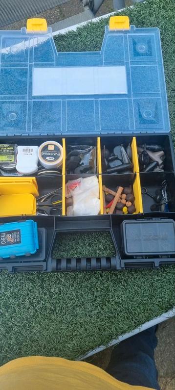 Box met veel karpermateriaal (3) beschikbaar voor biedingen