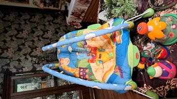 Wipstoeltje en wat speelgoed  beschikbaar voor biedingen