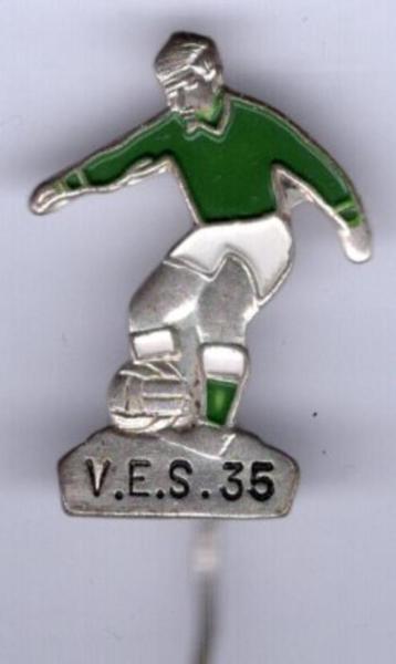 V.E.S. 35 voetbalmannetje zilvervoetje speldje ( Y_017a ) beschikbaar voor biedingen