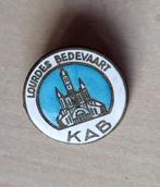 KAB broche Bedevaart Lourdes Katholieke Arbeiders Beweging, Verzamelen, Speldjes, Pins en Buttons, Verzenden