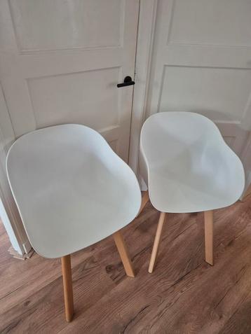 2 Witte Kuipstoelen beschikbaar voor biedingen