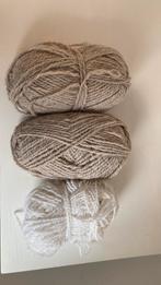 Acryl Breigaren beige en wit, Hobby en Vrije tijd, Breien en Haken, Ophalen, Zo goed als nieuw, Breien of Haken, Wol of Garen
