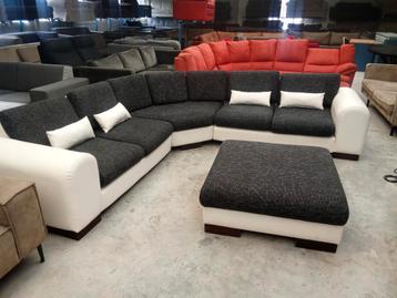 Hoekbank 260x260cm met extra poef  beschikbaar voor biedingen