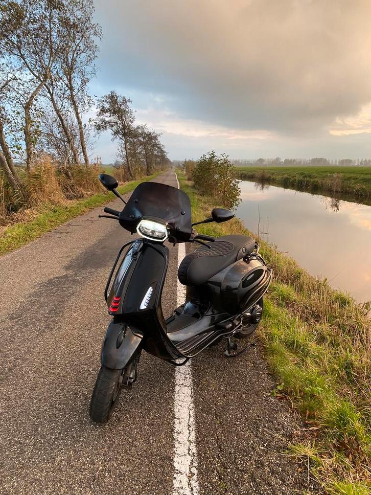 Vespa sprint 2021 iget, Fietsen en Brommers, Scooters | Vespa, Zo goed als nieuw, Vespa S, Benzine, Ophalen