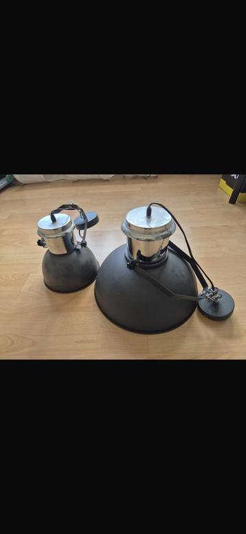 Twee hanglampen groot en kleiner formaat beschikbaar voor biedingen