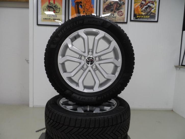 Toyota Corolla Cross 17 inch origineel winterbanden set nw., Auto-onderdelen, Banden en Velgen, Banden en Velgen, Winterbanden