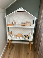 Houten poppenhuis incl. accessoires van Petite Amelie, Ophalen, Zo goed als nieuw, Poppenhuis
