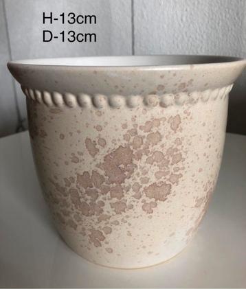 Nieuwe bloempot ( aardewerk). beschikbaar voor biedingen