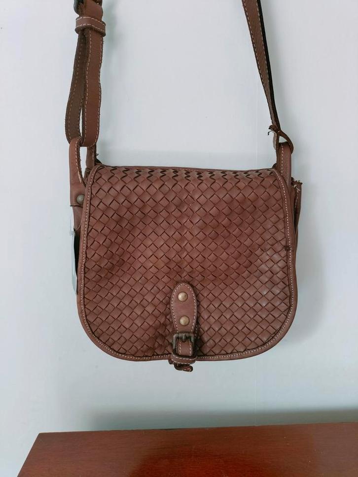 bruine leren schoudertas deels gevlochten, Sieraden, Tassen en Uiterlijk, Tassen | Schoudertassen, Nieuw, Overige merken, Bruin