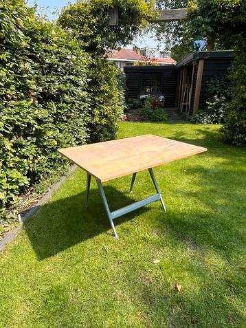 Verstelbare tekentafel met origineel Friso Kramer blad beschikbaar voor biedingen