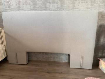 Licht grijs hoofdbord “Swiss Sense” beschikbaar voor biedingen