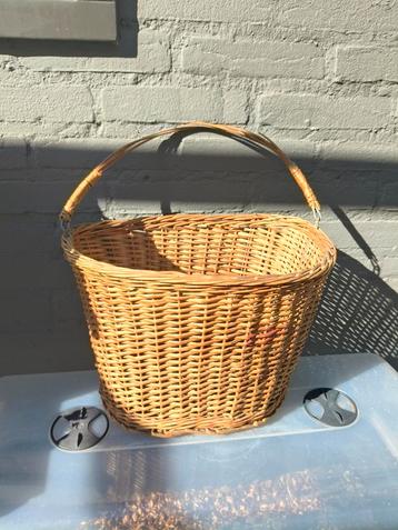 Rieten mand, model fietsmand beschikbaar voor biedingen