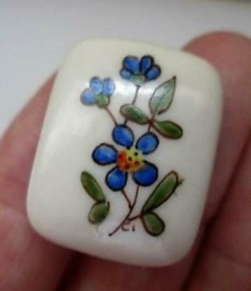 Vergeet-mij-nietjes vintage kleine porseleinen broche (4810) beschikbaar voor biedingen