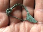 Bodemvondst romeinse FIBULA met ORIGINELE naald intact!, Ophalen of Verzenden, Brons