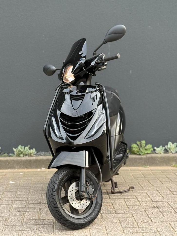 Piaggio ZIP 2017 BROM KICKSTART! FULL ALPHA LED SP, Fietsen en Brommers, Scooters | Piaggio, Zo goed als nieuw, Zip, Benzine, Ophalen