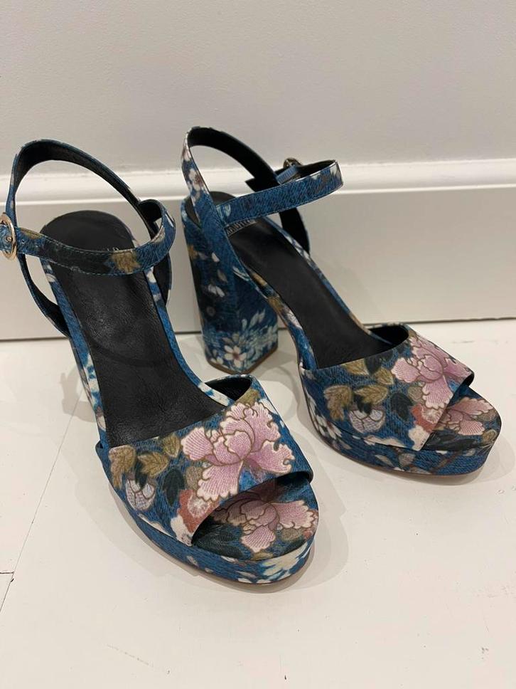 Gebloemde sandaal maat 38, Kleding | Dames, Schoenen, Zo goed als nieuw, Schoenen met hoge hakken, Overige kleuren, Ophalen