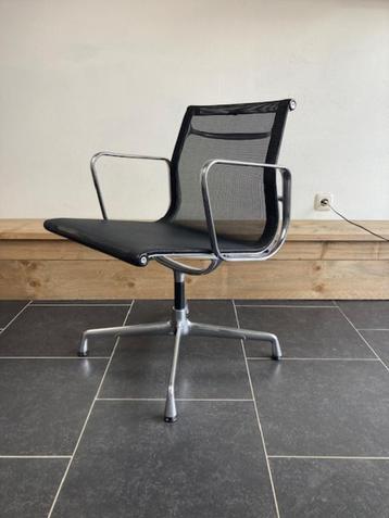9 Vitra Eames EA 108 stoelen, aluminium, zwart netweave beschikbaar voor biedingen
