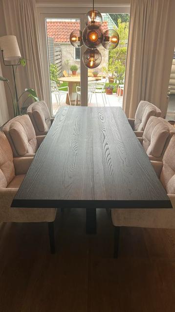 Zwarte eettafel met zwarte spinpoot beschikbaar voor biedingen