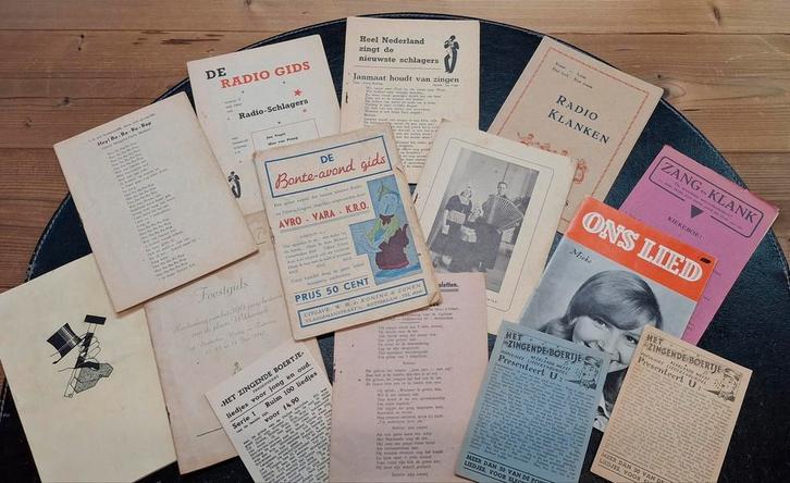 Oude boekjes, Radio, Muziek, De Bonte Dinsdagavontrein., Antiek en Kunst, Antiek | Boeken en Bijbels, Ophalen of Verzenden
