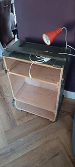 Nachtkastje gemaakt van een legerkist met een nachtlampje, Huis en Inrichting, Woonaccessoires | Krantenbakken en Lectuurbakken