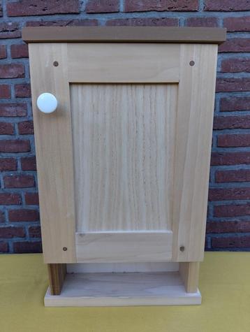 Houten sleutel- of kruidenkastje beschikbaar voor biedingen