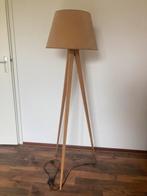 Lamp, driepoot van eikenhout. Hoogte 150 cm., Huis en Inrichting, Lampen | Vloerlampen, 100 tot 150 cm, Ophalen of Verzenden, Zo goed als nieuw